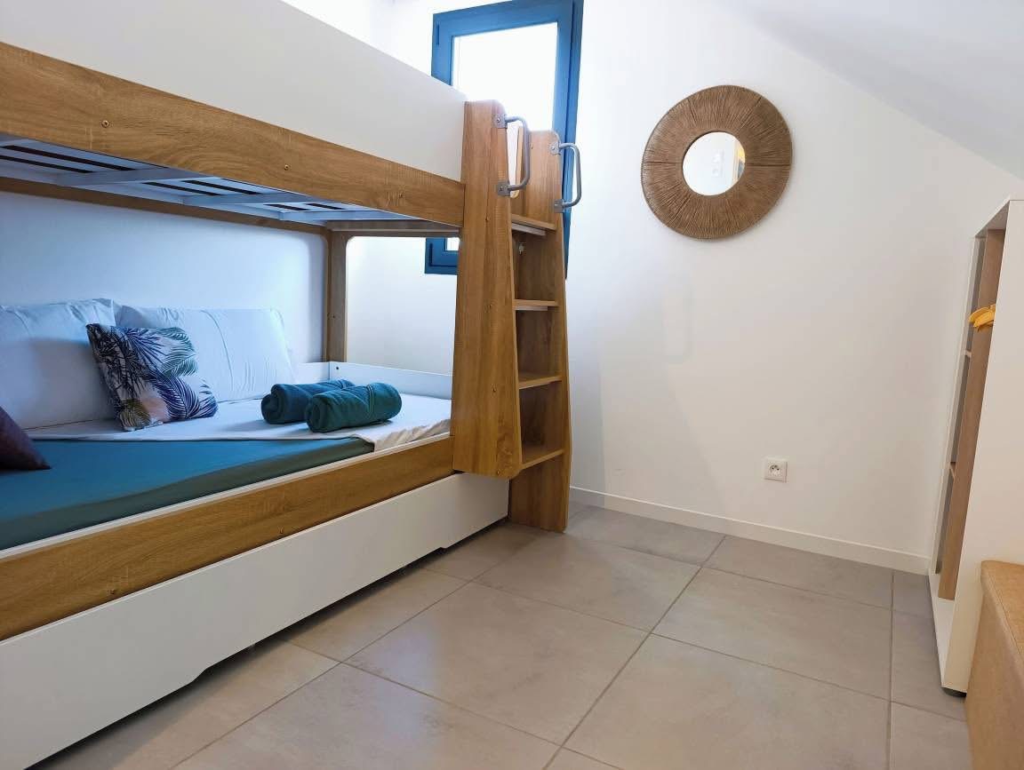 Chambre avec lits superposés pour enfants