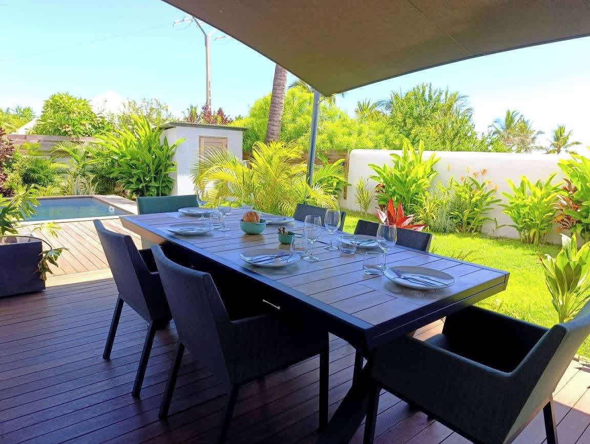 Table à manger extérieure sous voile d'ombrage